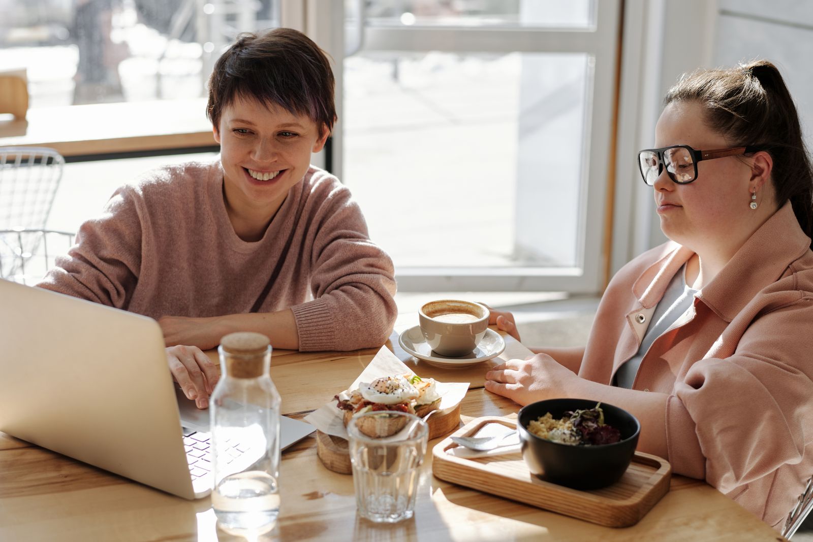 Conversation in a cafe